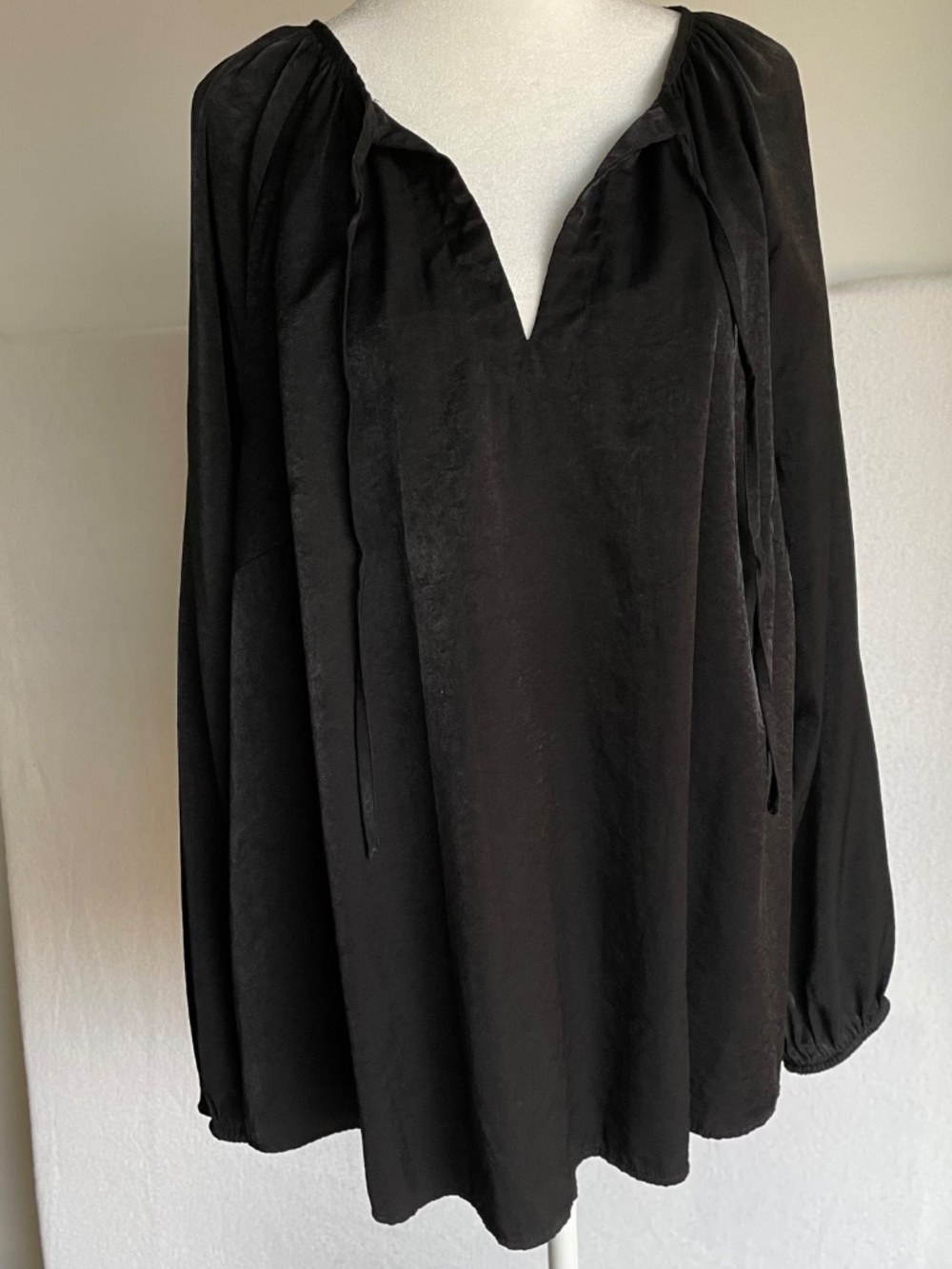 Ava & Viv Black Tunic Blouse with Keyhole and Tie Front, Size 2X - Picture 5 of 13